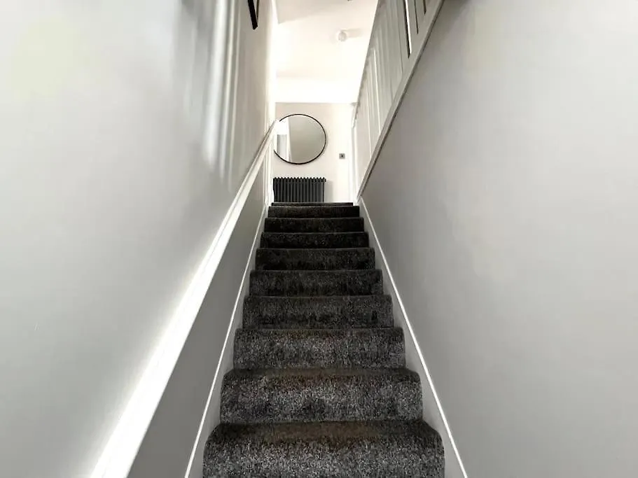 Spacious 3 Bed Apt Sleeps 5 Near Bournemouth Beach Apartment