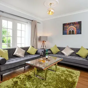 Thomas, Off Leeman Road, Sleeps 9 York