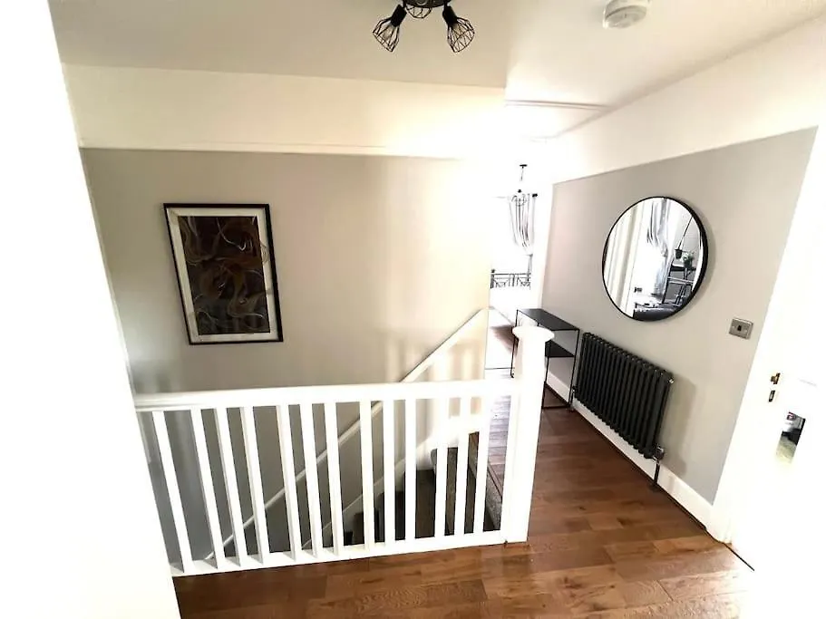 Apartment Spacious 3 Bed Apt Sleeps 5 Near Bournemouth Beach