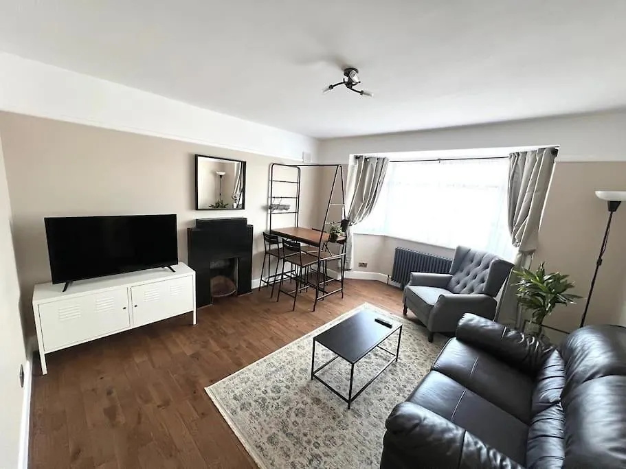 Spacious 3 Bed Apt Sleeps 5 Near Bournemouth Beach