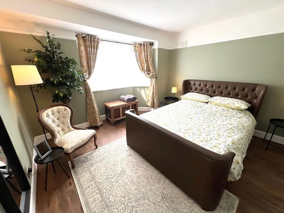 Spacious 3 Bed Apt Sleeps 5 Near Bournemouth Beach 0*,