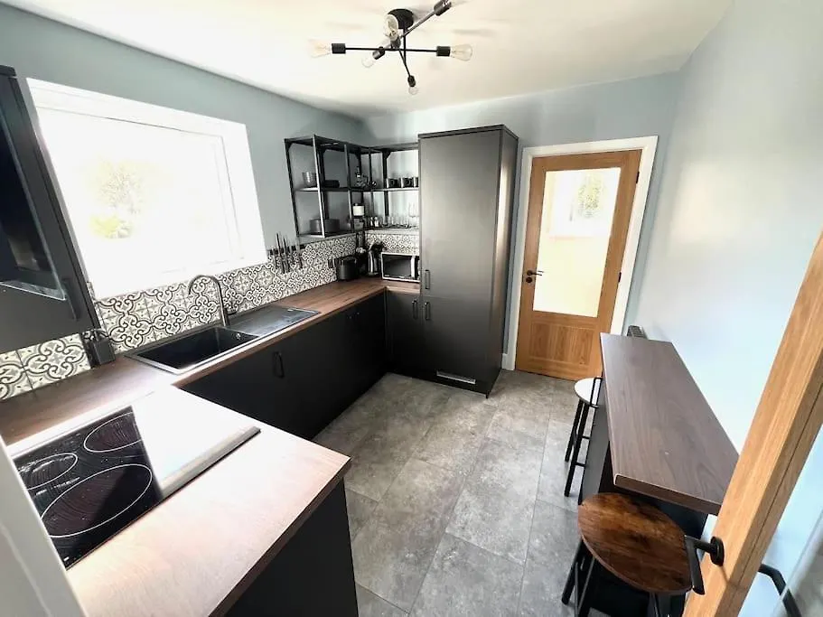 Spacious 3 Bed Apt Sleeps 5 Near Bournemouth Beach